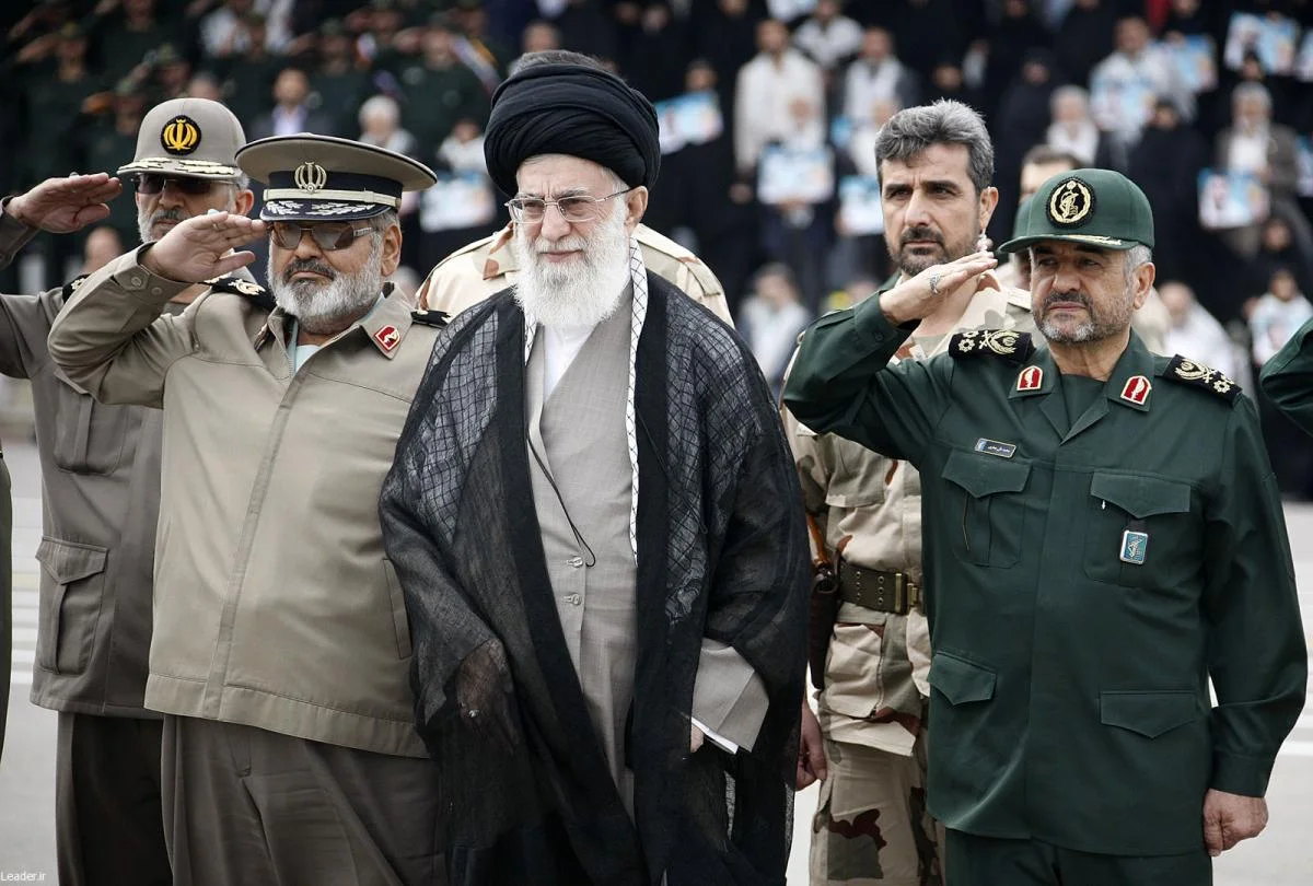129701-خامنى-وقادة-الحرس-الثورى.jpg