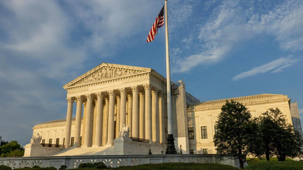 2025-11-06T110450Z-2055547236-RC2BL8AFV49I-RTRMADP-3-USA-TRUMP-TARIFFS-MAJOR-QUESTIONS.jpg